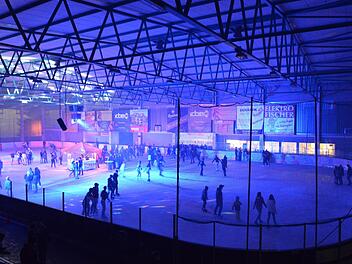Gut besucht war zum Saisonauftakt die erste Eisdisko in der Eissporthalle in Bad Kissingen. Fotos: Peter Rauch
