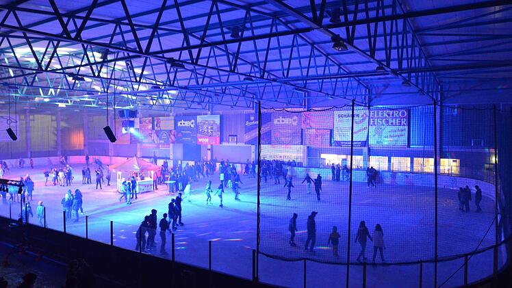 Gut besucht war zum Saisonauftakt die erste Eisdisko in der Eissporthalle in Bad Kissingen. Fotos: Peter Rauch