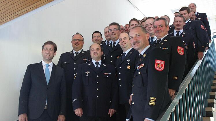 Landrat Ulm (l.) begrüßte die Verantwortlichen um den neuen KBR Oliver Flake (r.). Foto: Carmen Schwind