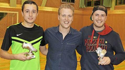 Der Vorsitzende der FC-Bayern-Fans Nordhalben, Benjamin Stumpf (Mitte), zeichnete den besten Torschützen Thorsten Lang (links) und den besten Torwart Moejito aus.