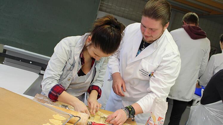 Teamwork: Tanja Fidler und Ludwig Wagner stechen gemeinsam Plätzchen aus.