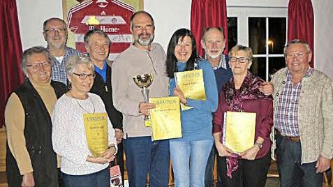 Die eifrigsten Wanderer wurden geehrt (von links): Gerlinde Konrad, Hans Peter Marx, Klothilde Gack, Karlheinz Schlund, Alessandro Bisutti, Ingrid Albert, Dieter Schmiedel, Marion Stammberger und Siegfried Konrad Foto: privat