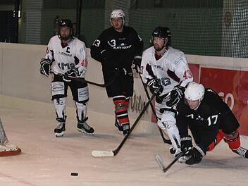 Kissingens Anton Seewald (rechts) und Eugen Nold (hinten, in schwarz), hier im Spiel gegen Königsbrunn, sind fit und bereit für das Spiel in Straubing.Hopf
