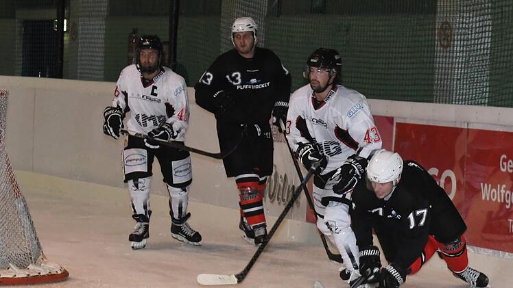 Kissingens Anton Seewald (rechts) und Eugen Nold (hinten, in schwarz), hier im Spiel gegen Königsbrunn, sind fit und bereit für das Spiel in Straubing.Hopf
