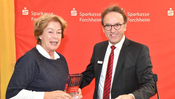 Angelika Fuchs und Sparkassenvorstand Ewald Maier