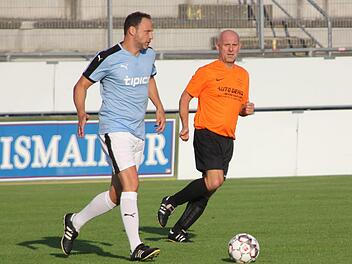 Marco Hornung von den SCW-Legenden (links) führt den Ball gegen einen Coburger.  Foto: Andreas Schmitt