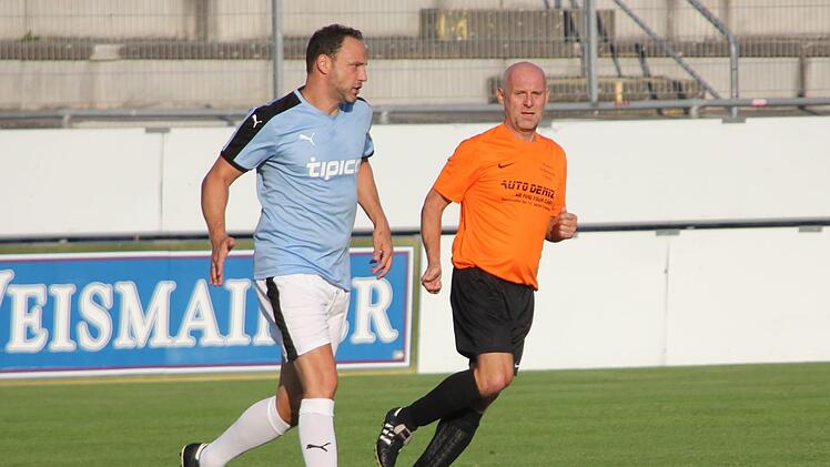 Marco Hornung von den SCW-Legenden (links) führt den Ball gegen einen Coburger.  Foto: Andreas Schmitt