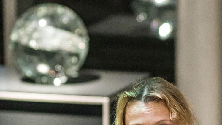 Eindringlich gestaltet: Mit einer Hommage an Friedrich Schiller gastierte die SChauspielerin Cora Chilcott im Glasmuseum.Foto: Jochen Berger