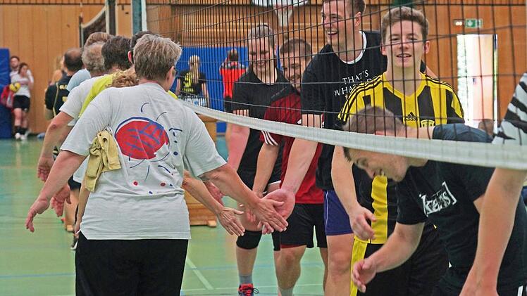 Die teils spektakulären Partien des Alf-Merkel-Volleyballturniers verliefen nach dem Prinzip, wie es der Namengeber immer vorgelebt hatte: Während der Partie wurde verbissen um jeden Punkt gekämpft, um nach dem letzten Ball dem Gegner den angemessenen Respekt zu zollen. mts