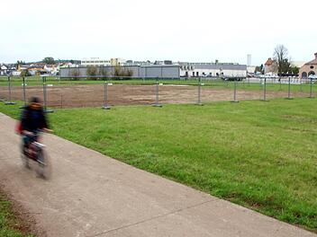 Zwischen Fortuna Kulturfabrik und Festplatz  entstehen ein Bolzplatz, ein Volleyballfeld, ein Basketballplatz und eine Skateanlage. Foto: Christian Bauriedel