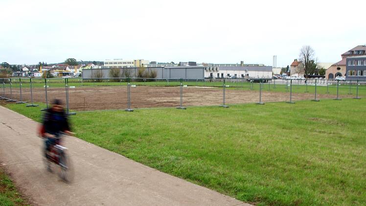 Zwischen Fortuna Kulturfabrik und Festplatz  entstehen ein Bolzplatz, ein Volleyballfeld, ein Basketballplatz und eine Skateanlage. Foto: Christian Bauriedel