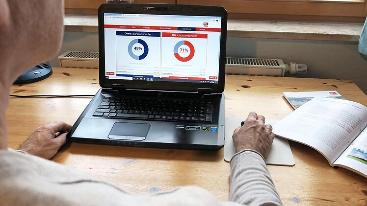 Über Online-Simulationen, wie in diesem Fall von IBC Solar, kann nicht nur die Entwicklung der Stromkosten prognostiziert werden, Sie können sich auch berechnen lassen, wie viel Sie mit einer Photovoltaik-Anlage einsparen würden. Foto: Bettina Dirauf