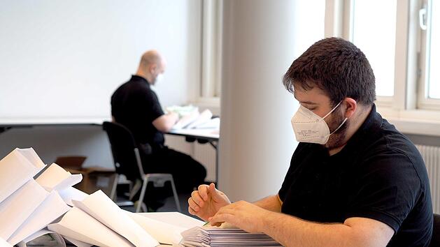 Alexander Kettner (v.) und Marian Humann t&uuml;ten die Masken und die Anschreiben ein.Christoph Winter
