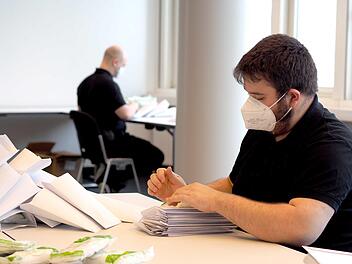 Alexander Kettner (v.) und Marian Humann tüten die Masken und die Anschreiben ein.Christoph Winter