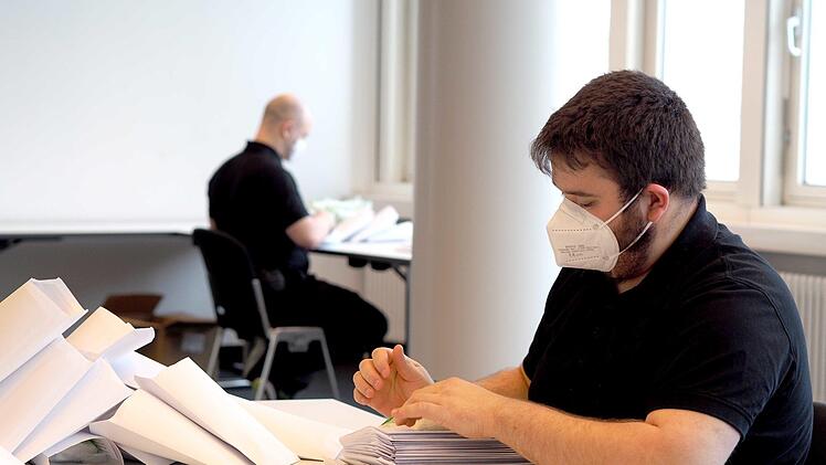 Alexander Kettner (v.) und Marian Humann tüten die Masken und die Anschreiben ein.Christoph Winter