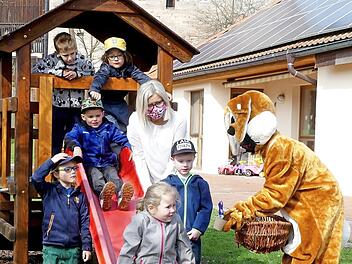 An der Rutschbahn überraschte der Osterhase die Kinder mit kleinen Süßigkeiten. Kita-Leiterin Jacqueline Ramming (Mitte rechts) freut sich mit.