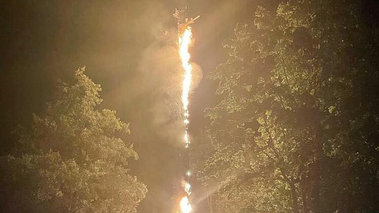 Sendemast brennt in Memmelsdorf: Feuerwehr rückt aus