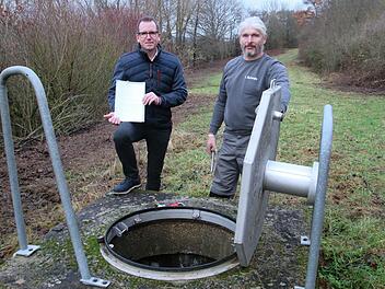 Bürgermeister René Gerner (links) und Wasserwart Andreas Schaupp: Mit den beiden hinzugewonnenen Quellen steht nach Ausbau der Leitung die Fuchsstädter Trinkwasserversorgung auf festen Beinen.