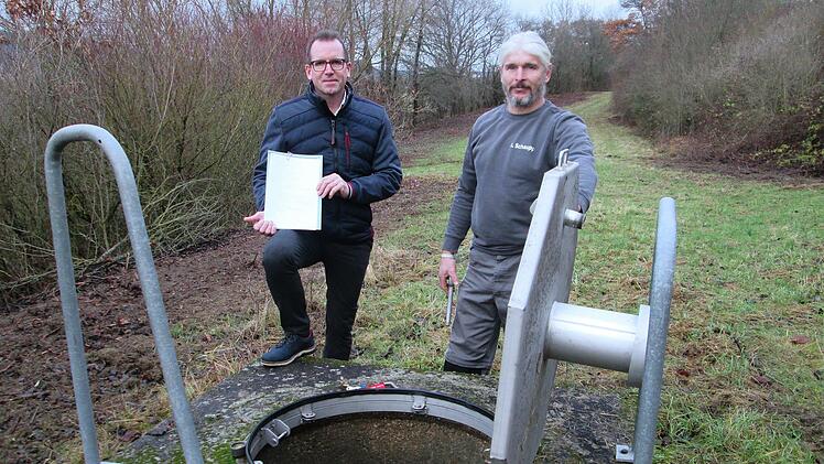 Bürgermeister René Gerner (links) und Wasserwart Andreas Schaupp: Mit den beiden hinzugewonnenen Quellen steht nach Ausbau der Leitung die Fuchsstädter Trinkwasserversorgung auf festen Beinen.