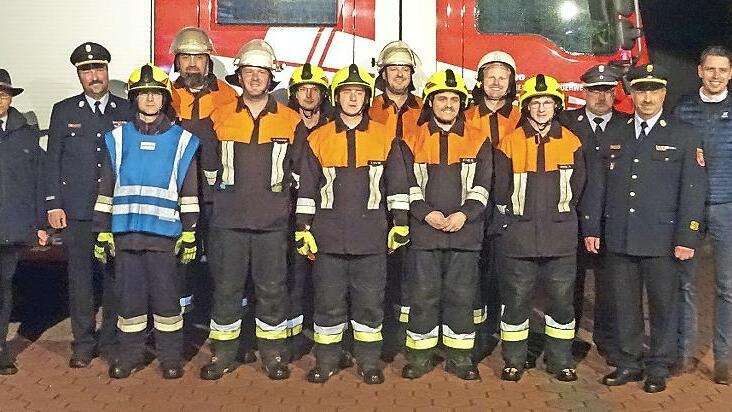 Die Aktiven pr&auml;sentieren sich mit (von links) Schiedsrichterin Nadine Hempfling, Kreisbrandmeister Roland Schedel und Gruppenf&uuml;hrer Wolfgang Wenzel sowie (von rechts) B&uuml;rgermeister Oliver Plewa, Kreisbrandinspektor Frank Fischer und Kreisbrandmei...