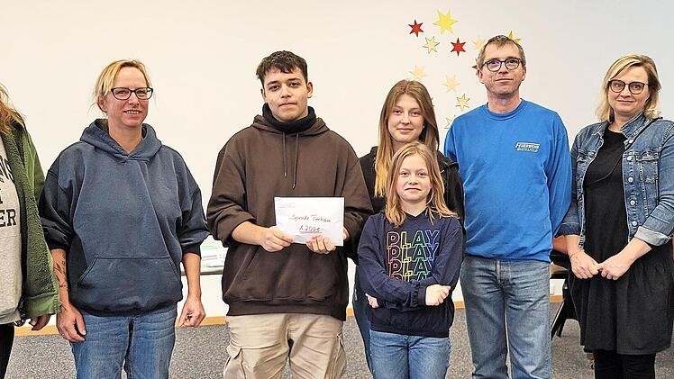 Cynthia Wohlrath und Sandra Schunk vom Tierheim Lichtenfels bedanken sich bei den Schülersprechern Erik Pinter, Hanna Lindner, Linda Landvogt sowie Elternbeiratsvorsitzendem Jürgen Panzer und Vertrauenslehrerin Martina Faber und Schulleiter Bernd ...