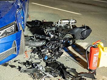 Autofahrerin übersieht Motorrad beim Abbiegen: 17-Jähriger schwer verletzt