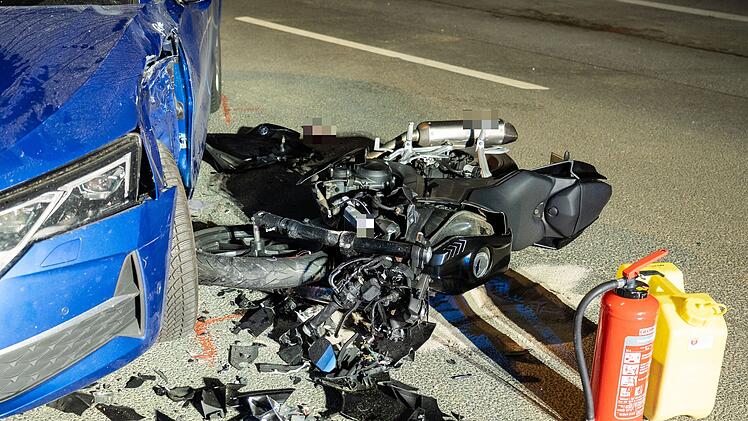 Autofahrerin übersieht Motorrad beim Abbiegen: 17-Jähriger schwer verletzt