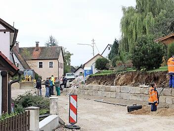 Im Gräfenberger Ortsteil Sollenberg können die Arbeiter nun endlich in die Hände spucken und mit der Verschönerung beginnen.  Foto: fra-press