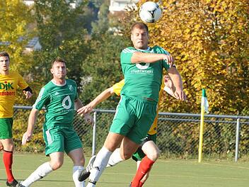 Der Versuch mit Bastian Schober (vorne) und Björn Schlereth (Mitte) gemeinsam im Sturm brachte dem SV Garitz gegen Don Bosco Bamberg nicht den gewünschten Erfolg. Foto: Hopf