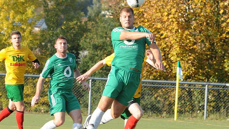 Der Versuch mit Bastian Schober (vorne) und Björn Schlereth (Mitte) gemeinsam im Sturm brachte dem SV Garitz gegen Don Bosco Bamberg nicht den gewünschten Erfolg. Foto: Hopf