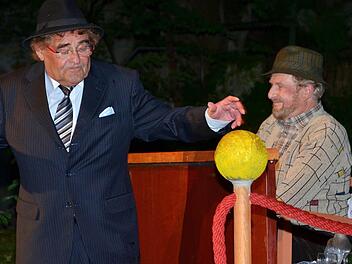 Horst Thor (links/40 Jahre) und Jochen Leithoff (50 Jahre) gehörten zu den Geehrten, 2014 standen asie in dem Stück "Ein verrrücktes Seniorenhaus" gemeinsam auf der Naturbühne. Foto: Archiv/Dieter Hübner