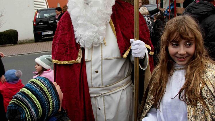 B&uuml;rgermeister und Nikolaus in einer Person: Bei den mahnenden Worten von Horst Rehder schaute der kleine Lois ehrfurchtsvoll nach oben, w&auml;hrend das Christkind gute Miene zum guten Spiel macht.