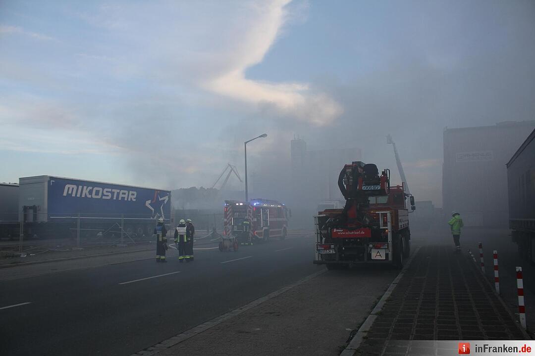 Müllberg am Nürnberger Hafen fängt Feuer – Großeinsatz der Feuerwehr