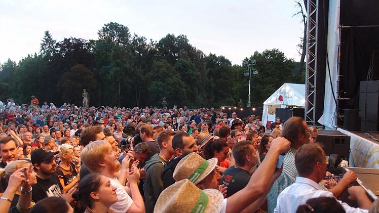 Krachledernes Outfit, mitreißend laute Beats: LaBrassBanda begeistert in Tambach . Foto: Jochen Berger