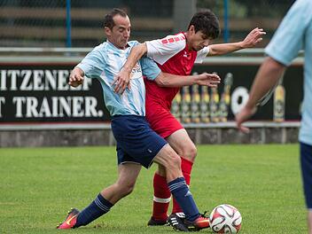 Die SG Nordhalben mit Doppeltorschütze Randy Renziehausen (rotes Trikot), hier im Zweikampf mit Daniel Beitzinger, verteidigte bei der SG Steinberg die Tabellenführung in der A-Klasse 6. Morgen steht das Spitzenspiel bei der SG Nordhalben auf dem Programm. Foto: Heinrich Weiß