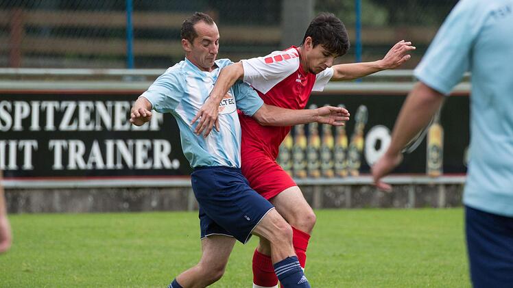 Die SG Nordhalben mit Doppeltorschütze Randy Renziehausen (rotes Trikot), hier im Zweikampf mit Daniel Beitzinger, verteidigte bei der SG Steinberg die Tabellenführung in der A-Klasse 6. Morgen steht das Spitzenspiel bei der SG Nordhalben auf dem Programm. Foto: Heinrich Weiß