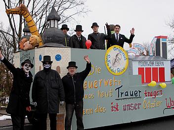 Abgesang: Die Feuerwehr führte ihren "letzten Wagen" mit.Günther Geiling