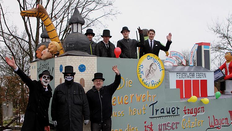 Abgesang: Die Feuerwehr führte ihren "letzten Wagen" mit.Günther Geiling