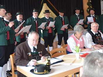 Die Gesangsgruppe des Volkstrachtenvereins Zechgemeinschaft Neukenroth umrahmte unter Leitung von Alexander Fröba die gut besuchte Frühjahrsversammlung. Foto: K.- H. Hofmann