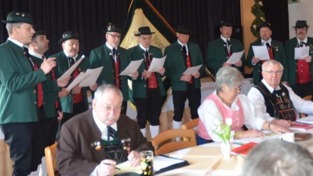 Die Gesangsgruppe des Volkstrachtenvereins Zechgemeinschaft Neukenroth umrahmte unter Leitung von Alexander Fröba die gut besuchte Frühjahrsversammlung. Foto: K.- H. Hofmann