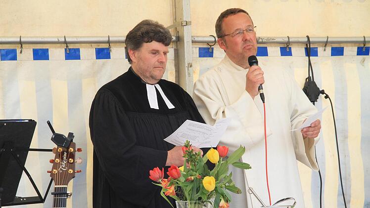 Pfarrer Helmuth Bautz und Pastoralreferent Josef Ellner beim Motorradgottesdienst. Foto: Gerda Völk