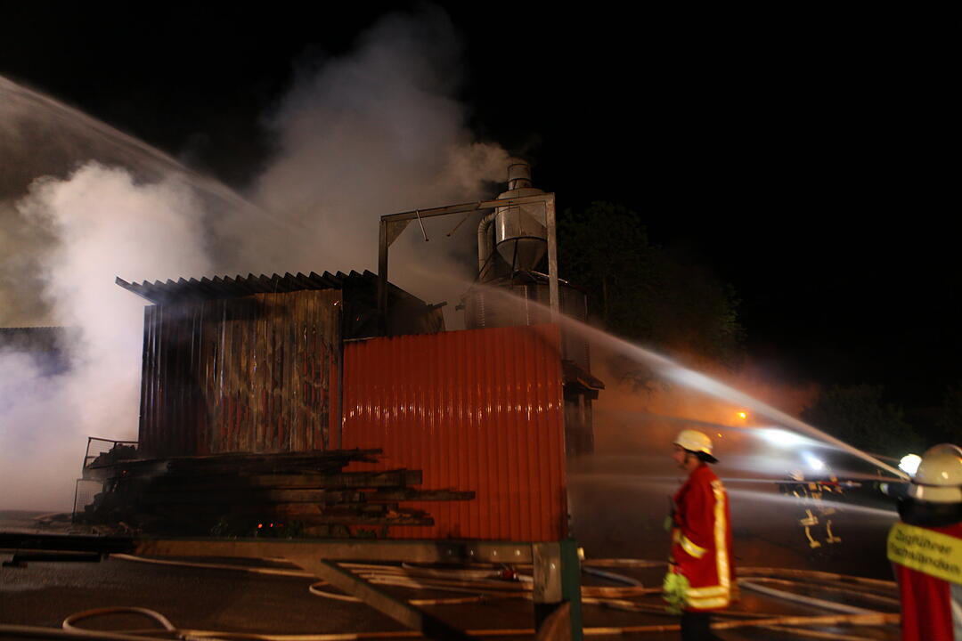 Flammen vernichten stillgelegte Zimmerei