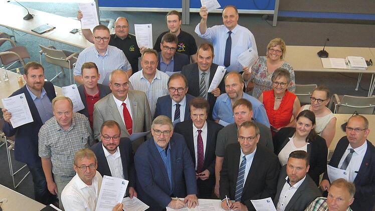 Alle sind da: Bürgermeister, Behördenvertreter, Schulleiter und Vertreter der Jugendorganisationen  sprechen  sich in einem offenen Brief für den Erhalt der Neukirchener Jugendbildungsstätte aus.