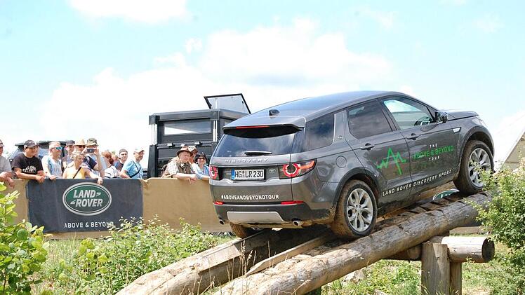 Das &Uuml;berfahren der Wippe ist eine Attraktion im Landrover-Parcours bei der Abenteuer Allrad.  Foto: Wolfgang D&uuml;nnebier