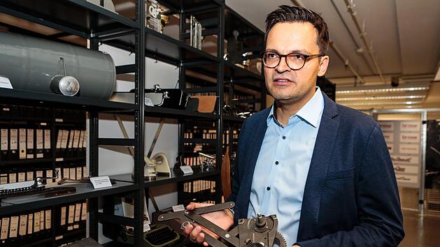 Brose-Unternehmensarchivar Uwe Balder mit einem der ersten FensterheberFoto: Matthias Hoch