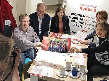 Die SPD-Vertreter (v.r.) stellen der Presse ihre Ideen vor: Renate Schroff, Susanne Gräwe, Claudia Belzer, German Hacker und Curd Blank präsentiren ein Bild der SPD und ein Programm, das die Wähler überzeugen soll.  Foto: Michael Busch
