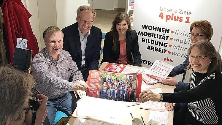 Die SPD-Vertreter (v.r.) stellen der Presse ihre Ideen vor: Renate Schroff, Susanne Gräwe, Claudia Belzer, German Hacker und Curd Blank präsentiren ein Bild der SPD und ein Programm, das die Wähler überzeugen soll.  Foto: Michael Busch