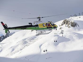 Der verschüttete 20-Jährige aus Harsdorf  wurde mit dem Hubschrauber geborgen.Symbolbild: Urs Flueeler/KEYSTONE/dpa