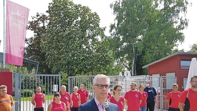 OB Kirschstein erkl&auml;rte gestern Nachmittag, warum die geplante Bader&ouml;ffnung scheitern musste.  Foto: Roepert