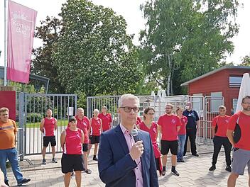 OB Kirschstein erklärte gestern Nachmittag, warum die geplante Baderöffnung scheitern musste.  Foto: Roepert